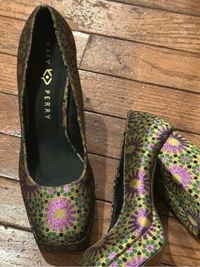 Katy Perry Collections Metallic Gold Platform Pumps with Purple Floral. 8.5